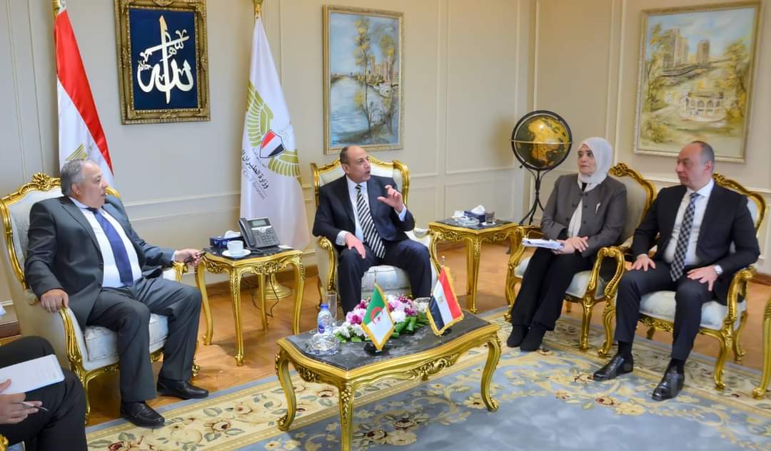 وزير الطيران المدنى يبحث مع السفير الجزائرى تعزيز التعاون المشترك 