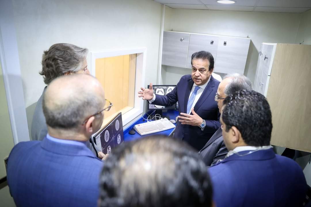 وزير الصحة يتفقد مستشفي إمبابة العام - الخبر لايف