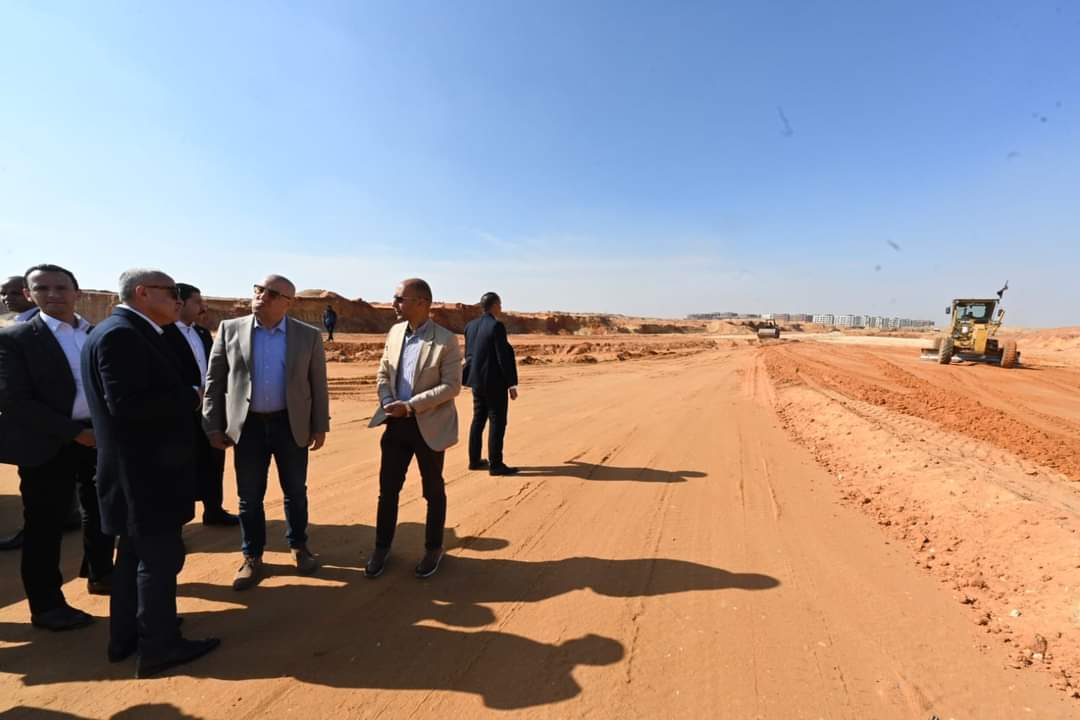 وزير الإسكان يتفقد أعمال تنفيذ الطرق والمرافق بمنطقة التجمع السادس "مثلث الأمل سابقاً" بالقاهرة الجديدة