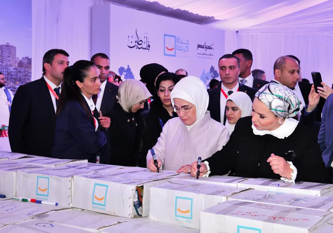 انتصار السيسي وقرينة الرئيس التركى تفقدتا غرفة العمليات المركزية لمبادرة "حياة كريمة"