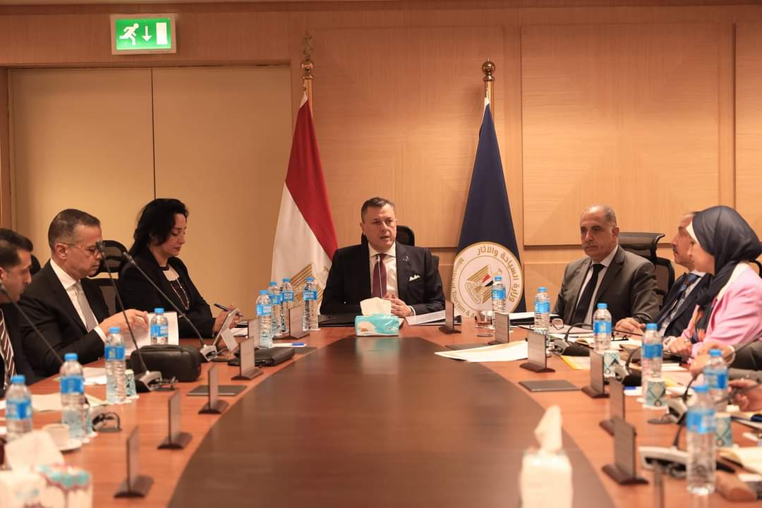  وزير السياحة والآثار يناقش تطوير منتج السياحة النيلية
