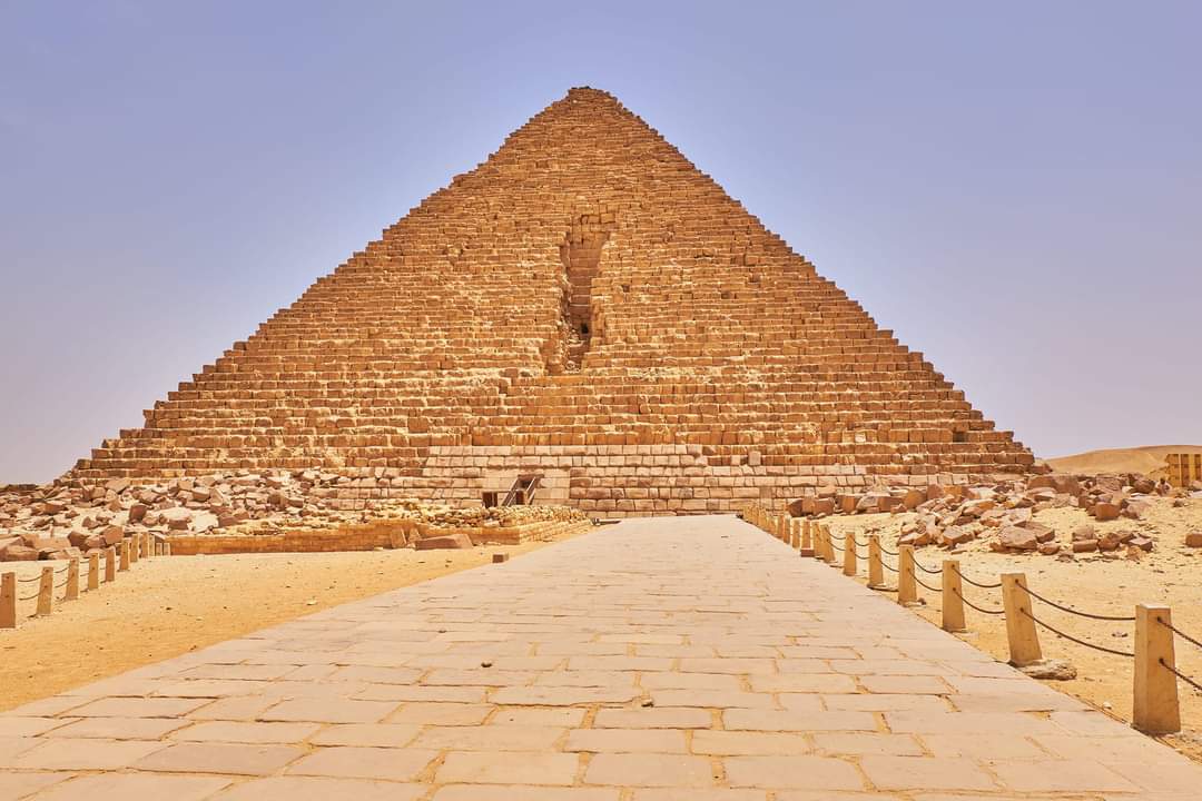 ماذا قالت اللجنة العلمية العليا المشكلة لمراجعة مشروع الترميم المعمارى لهرم منكاورع؟! 