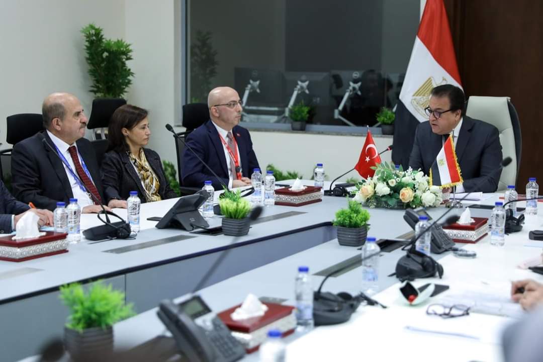 وزير الصحة يبحث التعاون وتبادل الخبرات مع وفد الجمعية التركية لزراعة الأعضاء