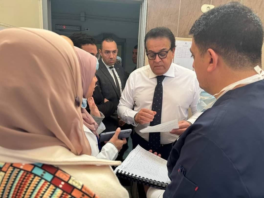 وزير الصحة يفاجئ مركز طب أسرة التجمع الثالث ويوجه بصرف مكافآة للعاملين