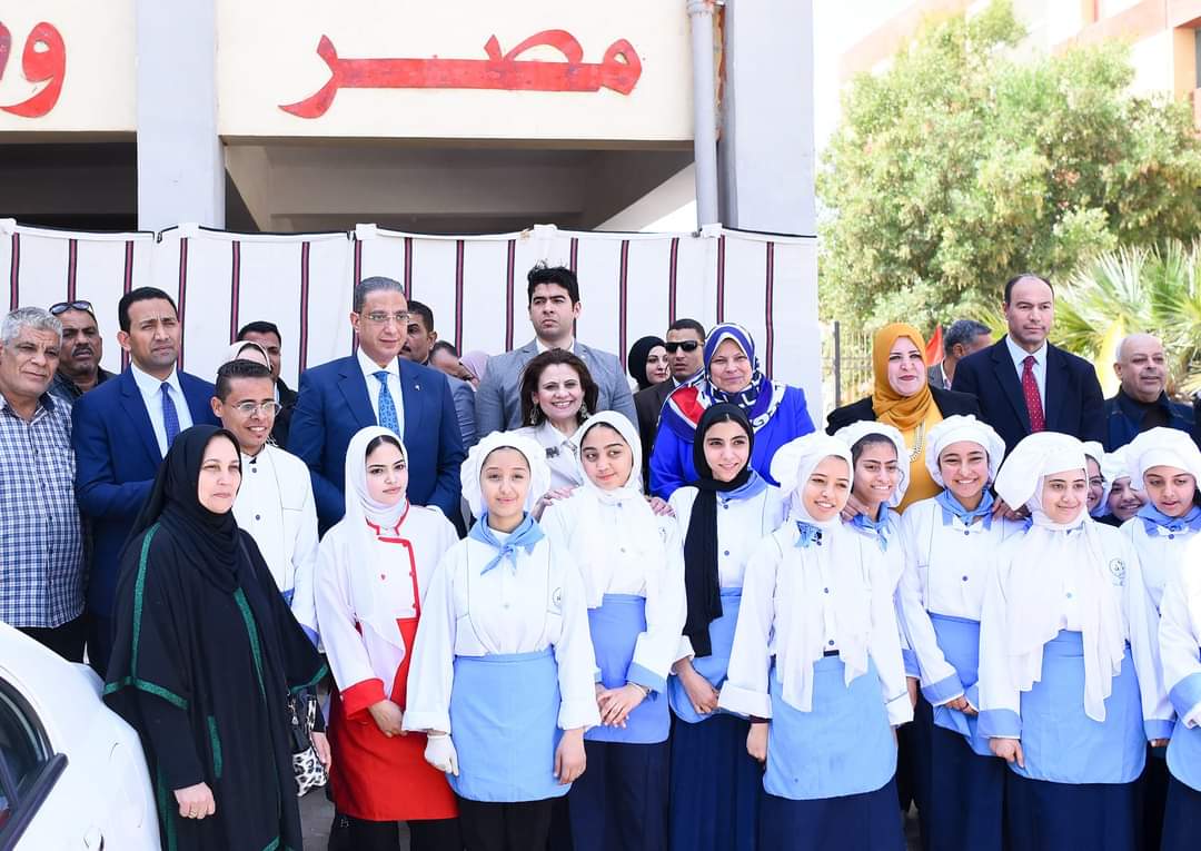 وزيرة الهجرة تتفقد المدرسة الفندقية في قرية دمو بالفيوم