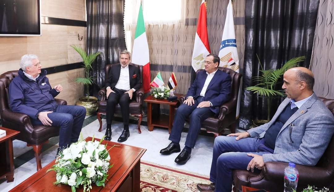 وزير البترول يبحث مع السفير الإيطالى تنفيذ مشروعات مصفاة ميدور ومشروع إنتاج السولار الجديد بصعيد مصر