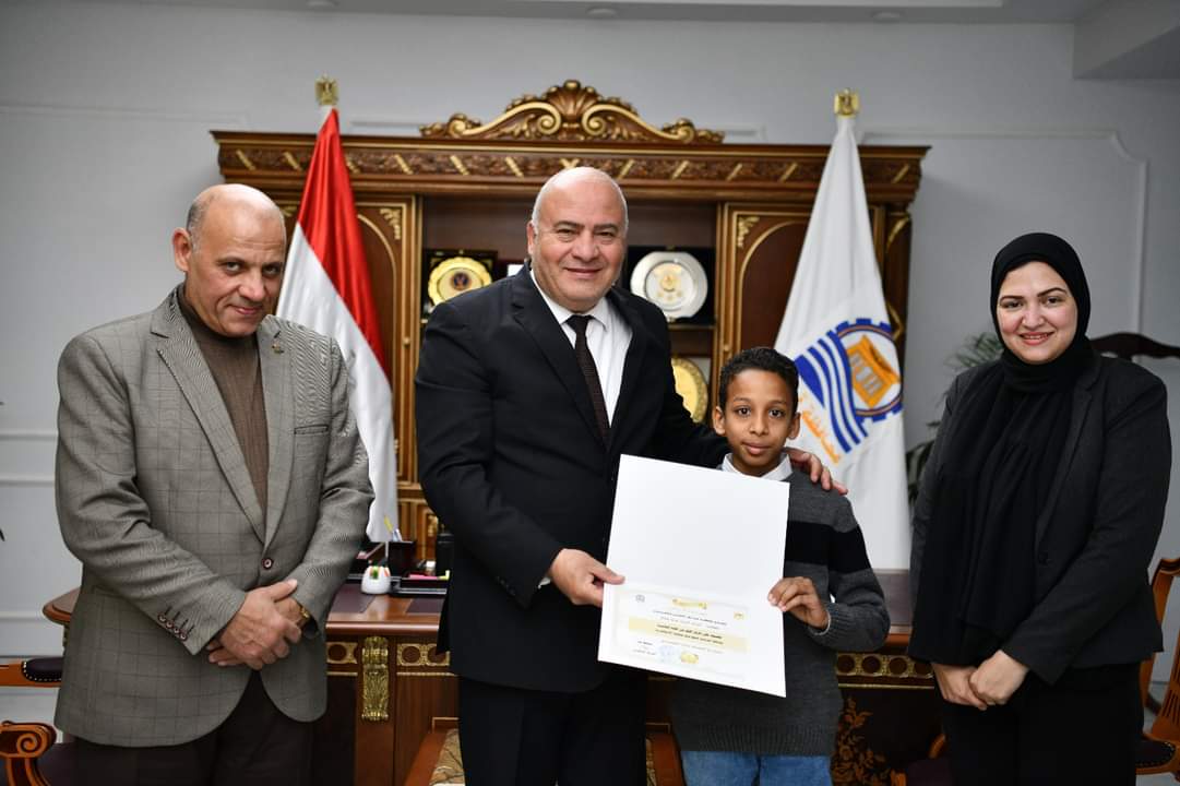 محافظ قنا: كل الدعم للشباب لتأهيلهم وتنمية مهاراتهم