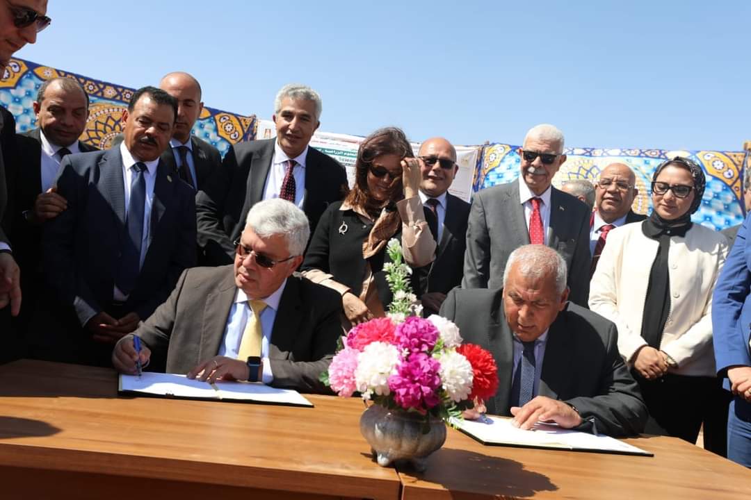 وزير التعليم العالى يضع حجر الأساس لمشروع أرض الجامعات المصرية بالوادى الجديد