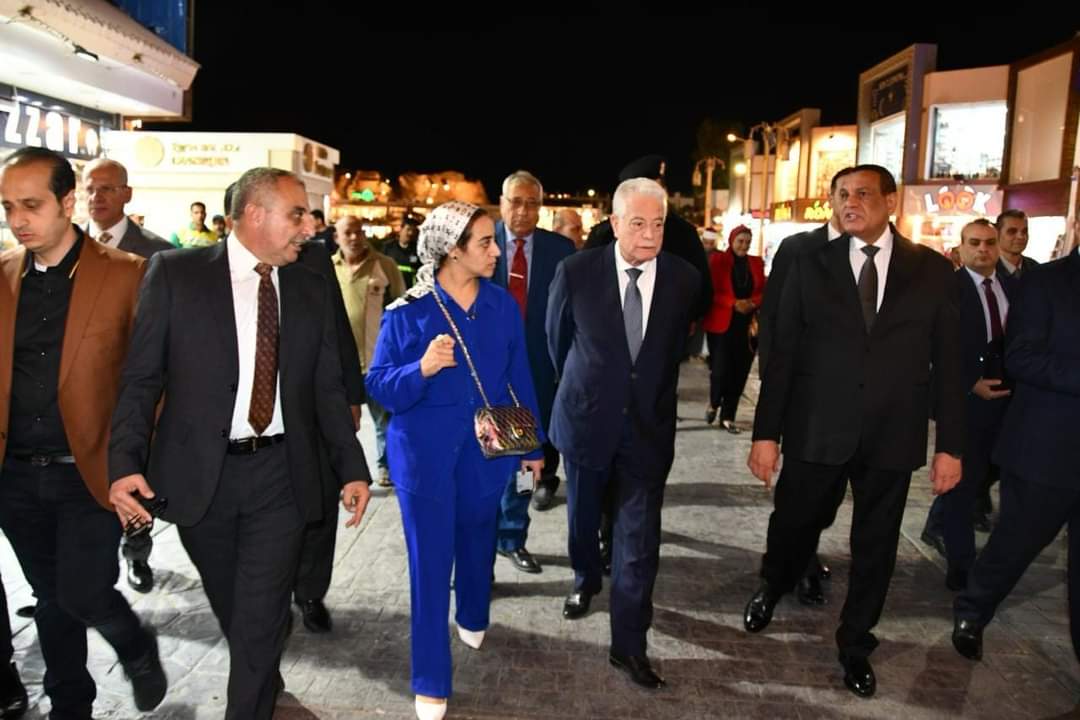وزير التنمية المحلية ومحافظ جنوب سيناء سيرا على الأقدام بالسوق التجارى القديم بشرم الشيخ