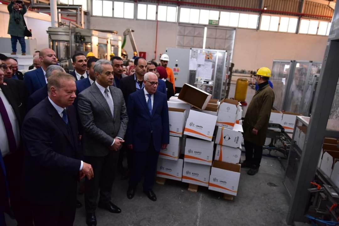 وزير العمل يتفقد كابسي للدهانات ببور سعيد ويحث العمال على المزيد من الإنتاج 