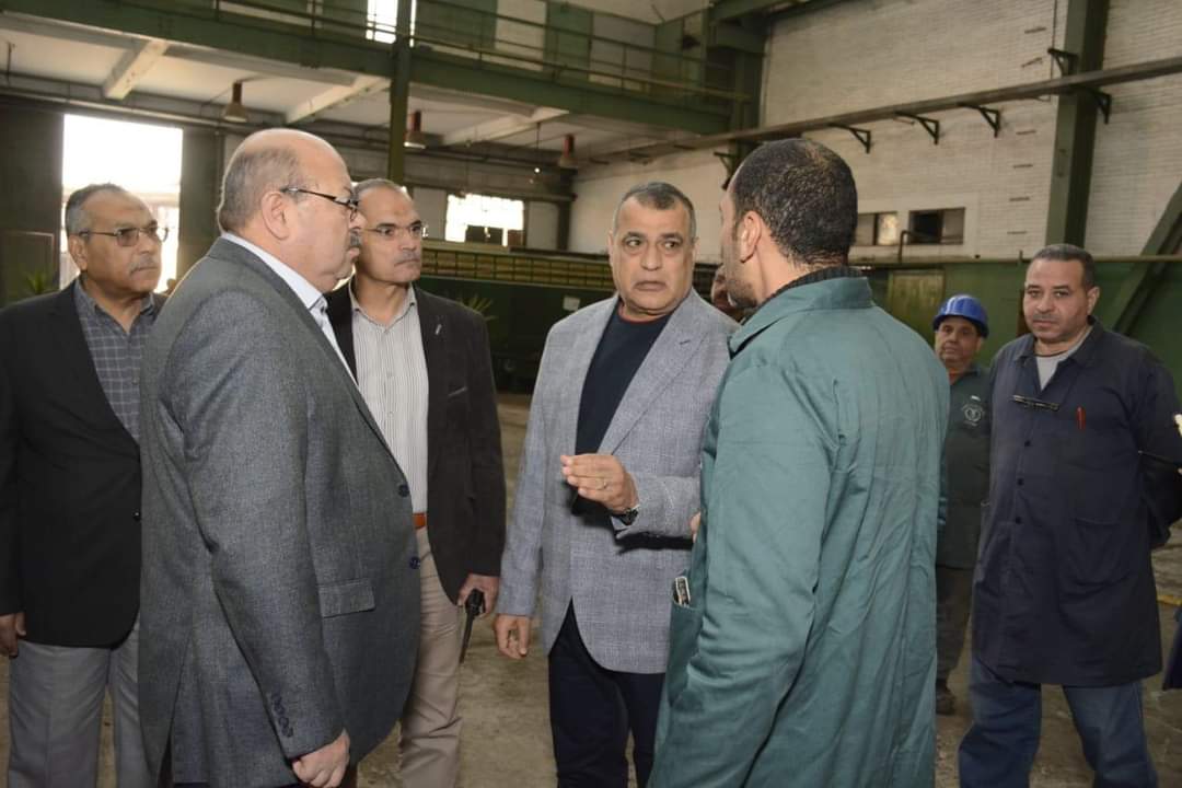 وزير الإنتاج الحربى يفاجئ شركة "حلوان للصناعات الهندسية"