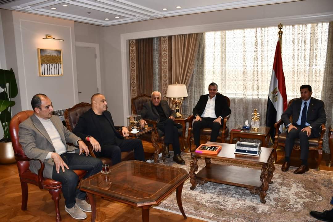 وزير الرياضة يبحث ترتيبات نهائى كأس مصر