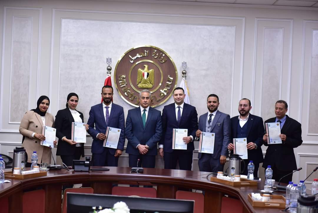 وزير العمل يُسلم الدفعة الأولى من "الرخص الدائمة " لمراكز تدريب للتعاون مع "الوزارة" في مشروع "مهني 2030"