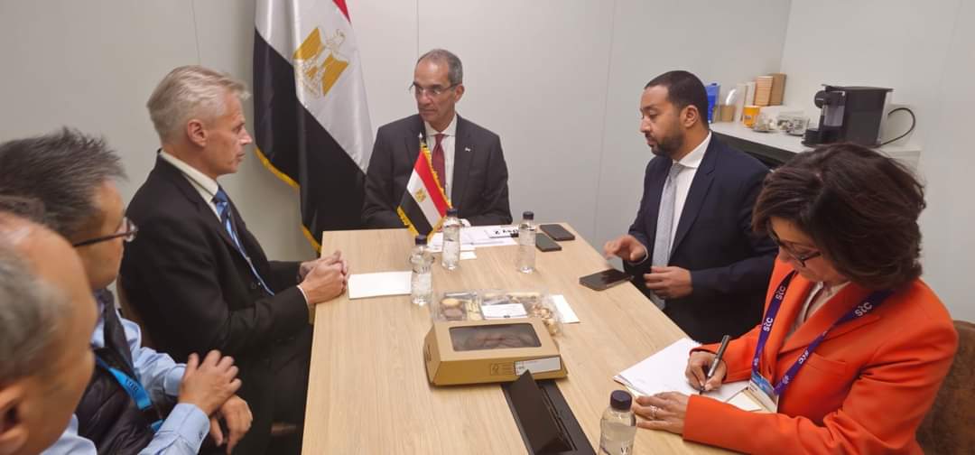 وزير الإتصالات يبحث مع مسئولى شركات عالمية جذب الاستثمارات لقطاع الاتصالات المصرية