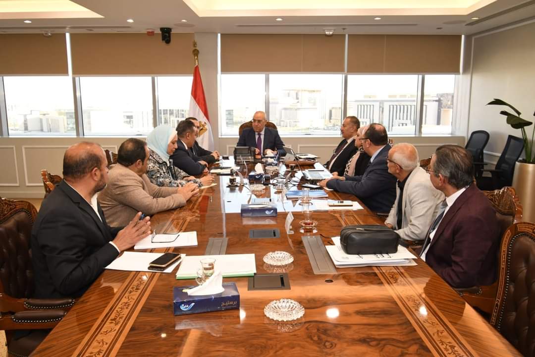 وزير الإسكان يتابع معدلات تنمية أراضى الساحل الشمالى الغربى 