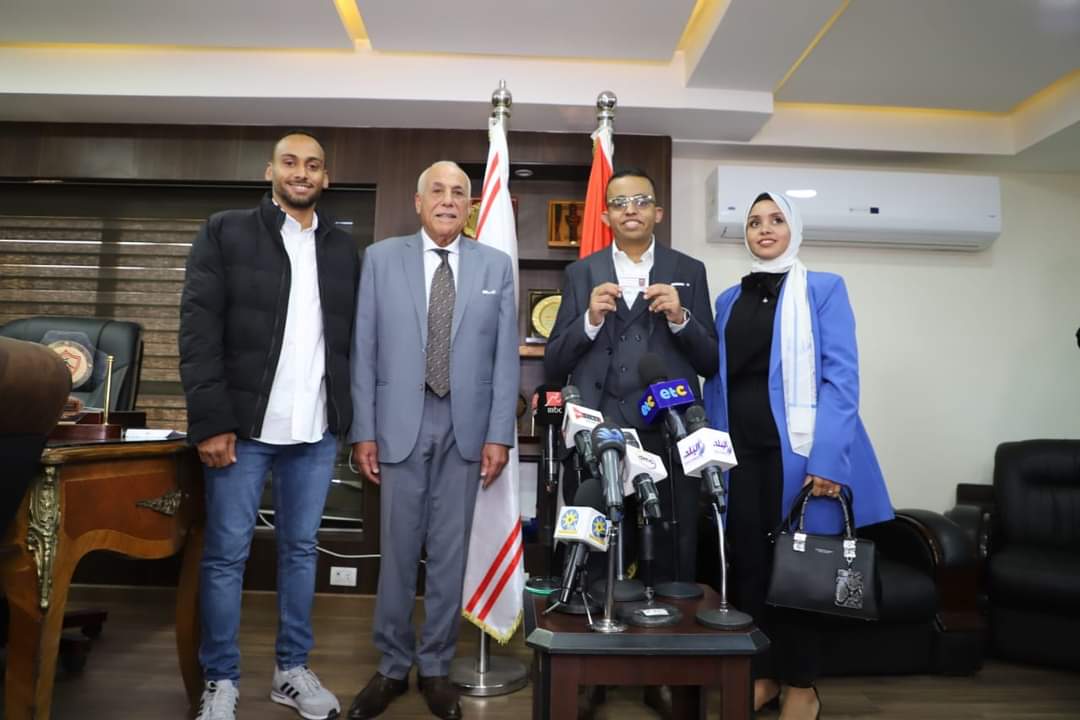 رئيس نادى الزمالك يستقبل البطل عبد الرحمن مصطفى ويمنحه عضوية النادى