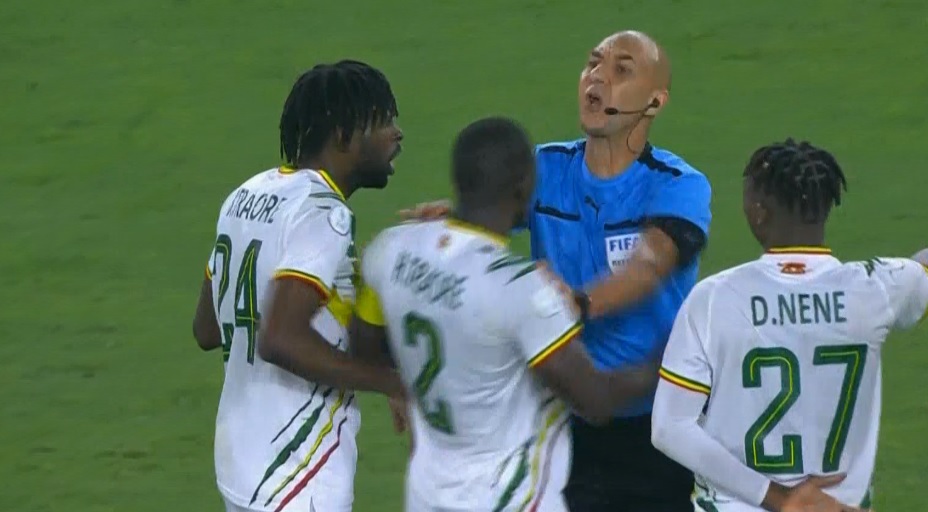 لاعبو منتخب مالى ضربوا الحكم محمد عادل