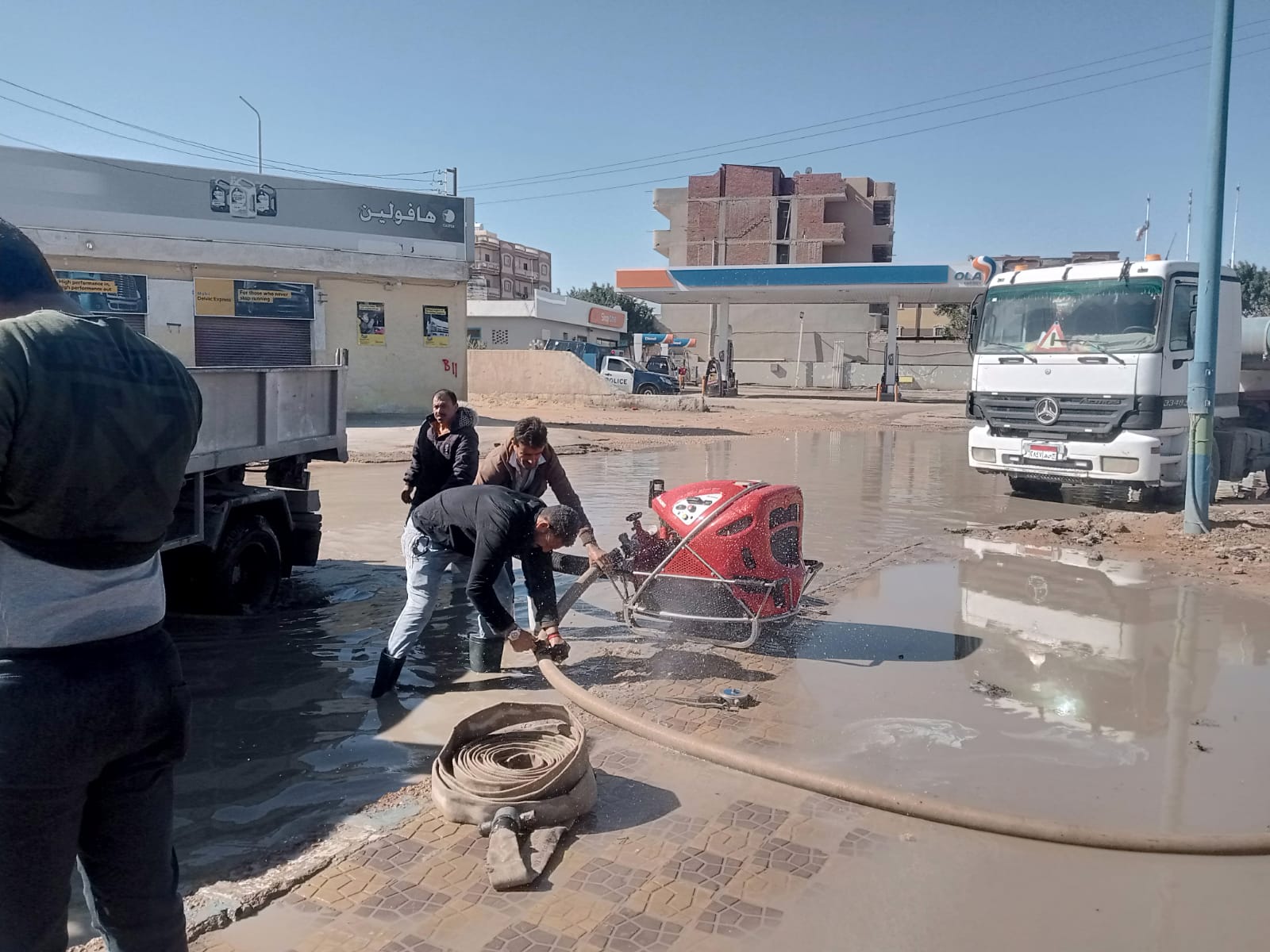 مطروح مستمرة فى رفع مياه الأمطار بعدد من المدن 