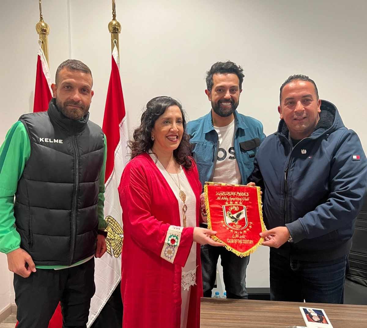 الأهلي يستقبل عمدة مانشستر .. ويُهديها درع وعلم النادي