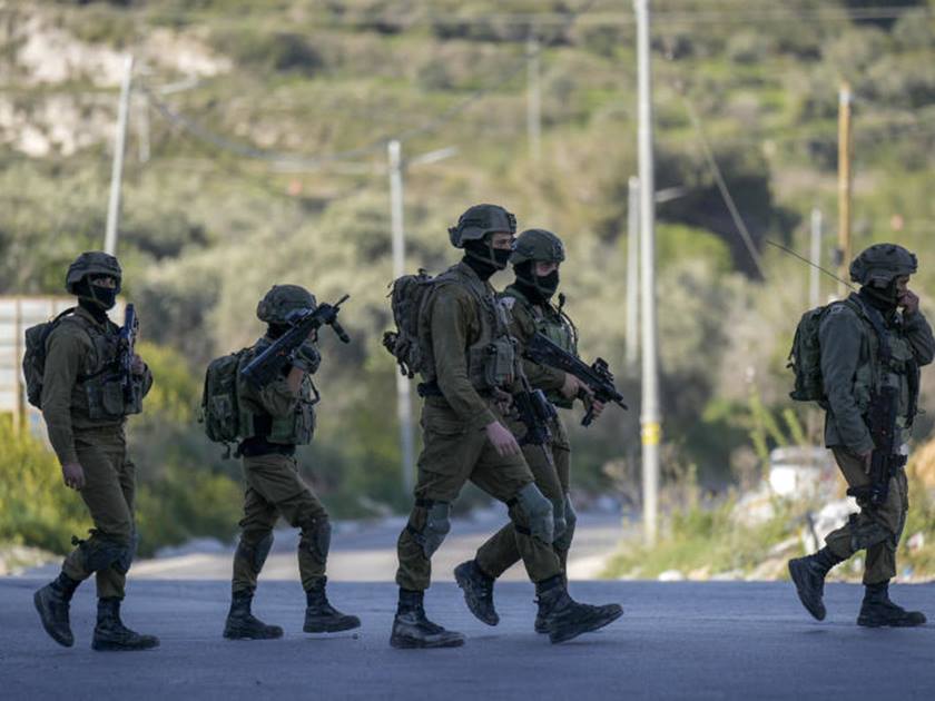 قوات الاحتلال تعتقل 10 فلسطينيين .. بينهم أسيران محرران في الضفة الغربية