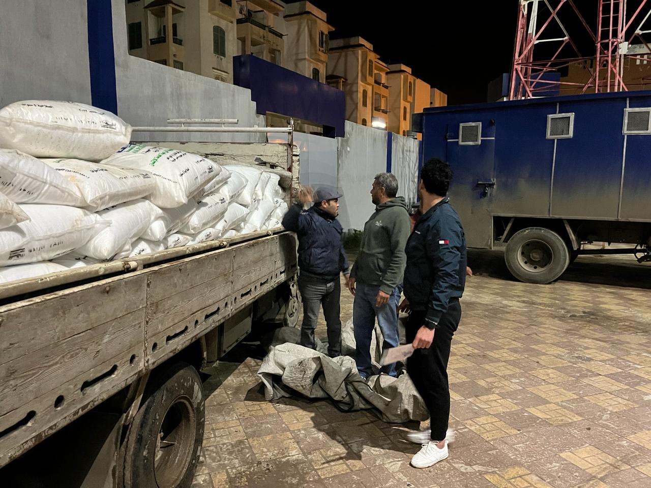 ضبط أسمدة مدعمة قبل بيعها في السوق السوداء بالبحيرة