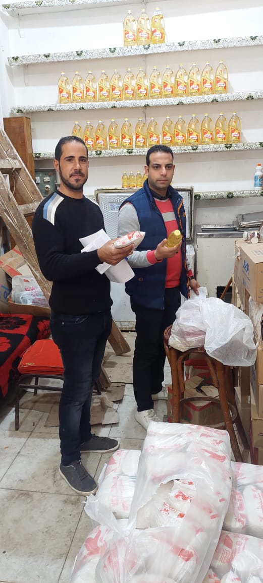 ضبط تجار تموينين لتصرفهم في 1335 عبوة زيت تمويني بالبحيرة