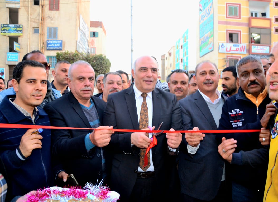 سكرتير عام البحيرة يفتتح معرضين للسلع الغذائية والرمضانية بشبراخيت.. صور