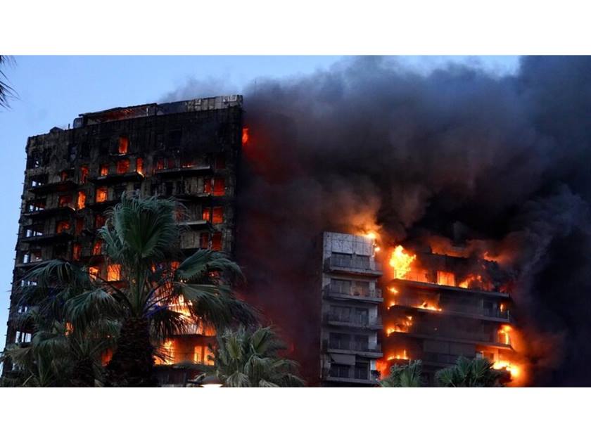 مصرع أربعة أشخاص .. في حريق بمبنى سكني بإسبانيا