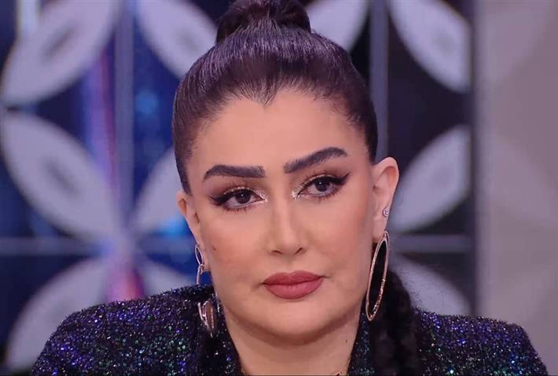 غادة عبد الرازق تتعرض للدغة عقرب بصيد العقارب