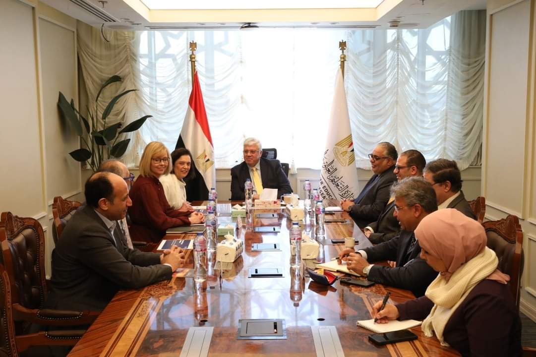 وزير التعليم العالى يُناقش مع وفد "الكلية الملكية البريطانية لأمراض النساء والتوليد" التعاون الأكاديمى فى مجال صحة المرأة
