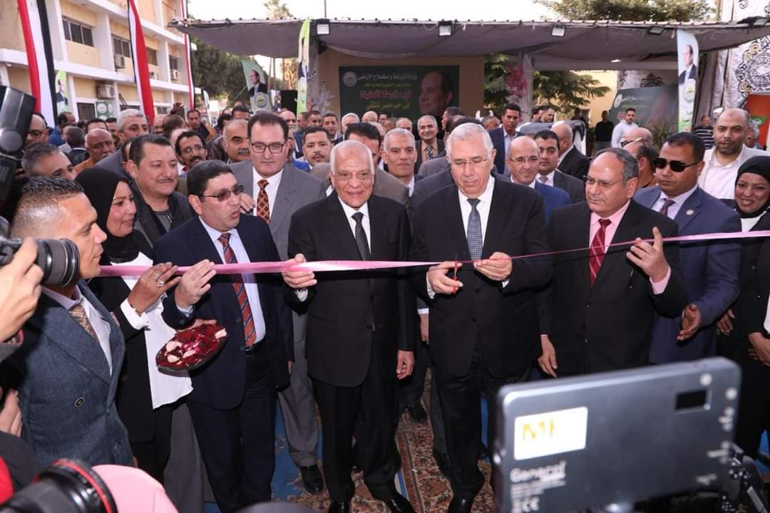 وزير الزراعة ومحافظ الجيزة يفتتحان معرض خير مزارعنا لاهالينا