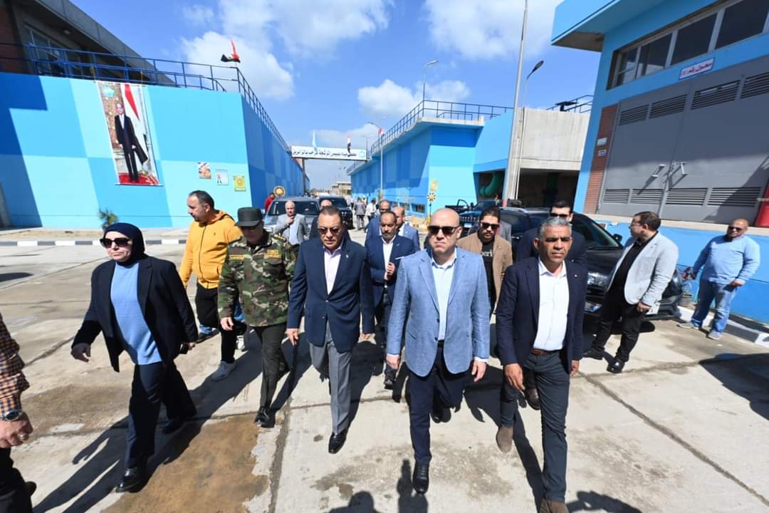 وزير الإسكان ومحافظ الشرقية يتفقدان مأخذ ومحطة تنقية مياه بلبيس بطاقة 207 آلاف م3 يومياً