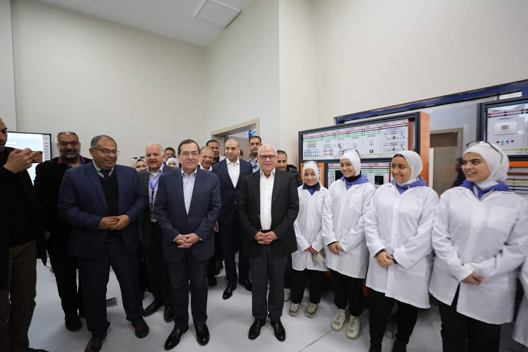 وزير البترول يتفقد مدرسة ظهر التكنولوجية المتقدمة والمركز المتميز 