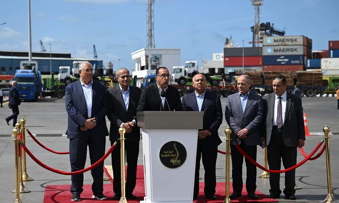 رئيس الوزراء من ميناء الإسكندرية : ننفذ توجيهات الرئيس بسرعة الإفراج عن السلع والشحنات ومستلزمات الإنتاج الأساسية 