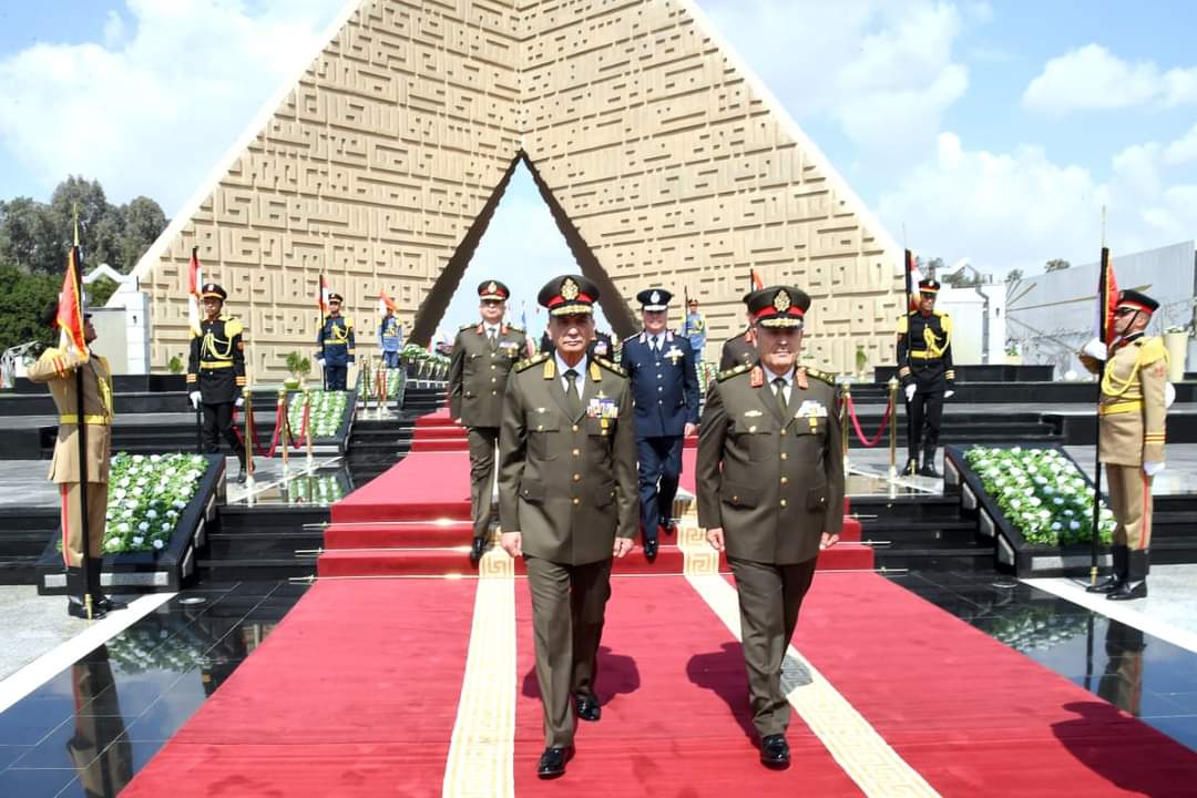 وزير الدفاع يضع إكليل الزهور على النصب التذكارى لشهداء القوات المسلحة