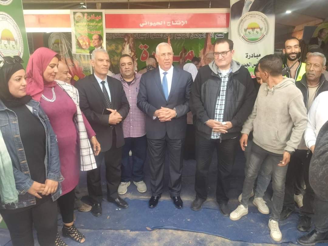 القصير يتفقد معرض وزارة الزراعة للسلع الغذائية خير مزارعنا لأهالينا