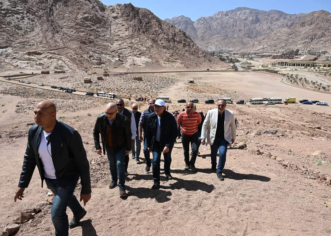 رئيس الوزراء يصعد أعلى تبة هارون ويستمع لوجهة النظر الدينية والأثرية حول جبل التجلى