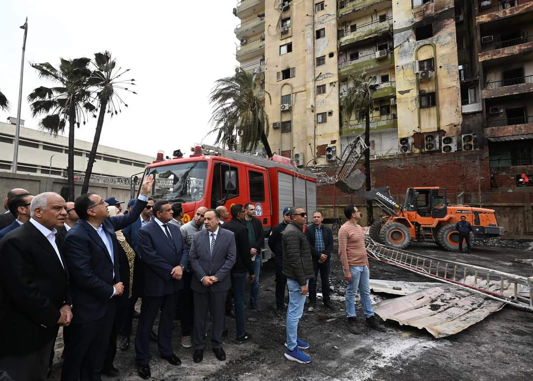 رئيس الوزراء يتفقد موقع حريق ستوديو الأهرام بالعمرانية