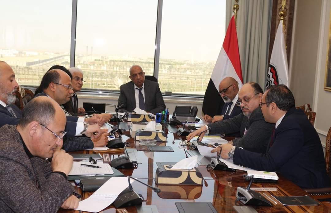 وزير قطاع الأعمال : توسيع قاعدة الإستفادة من خدمات التأمين الصحى والإجتماعى