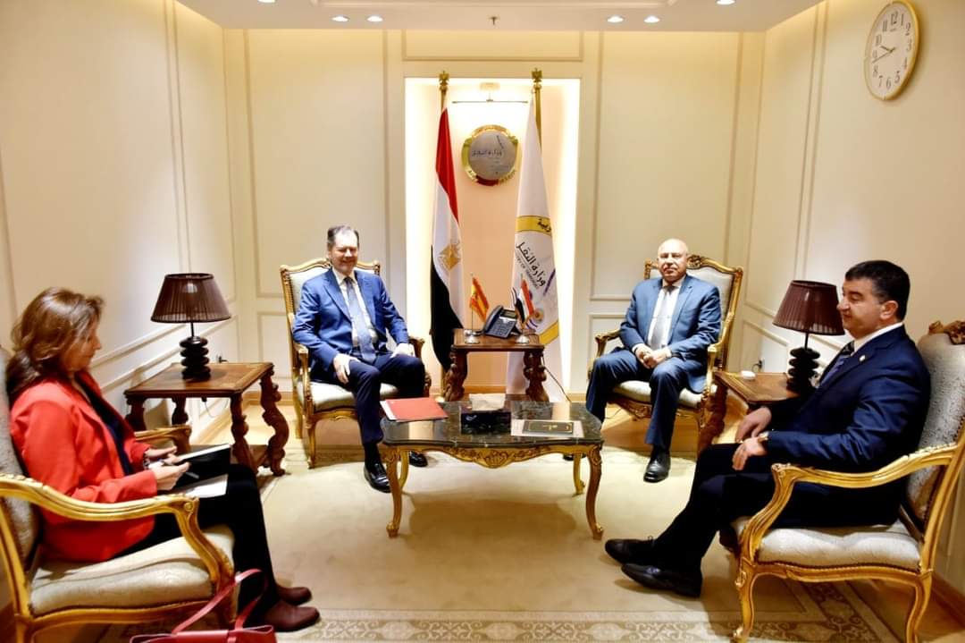وزير النقل يبحث مع السفير الإسباني التعاون فى إدارة وتشغيل وصيانة عدد من المحطات بالموانىء المصرية