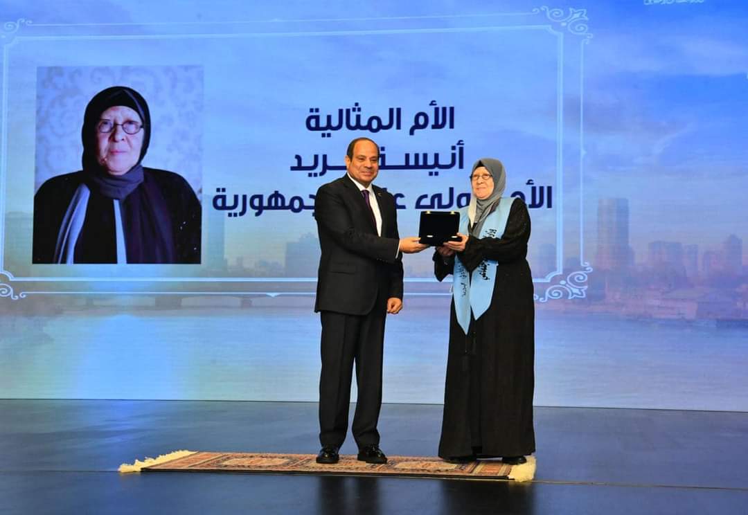 الرئيس يكرم المتميزات والنماذج المشرفة من الأمهات المثاليات