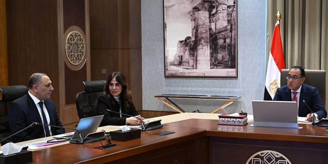 رئيس الوزراء يتابع مع رئيس المركز الوطنى لتخطيط استخدامات أراضي الدولة ملفات العمل - الخبر لايف