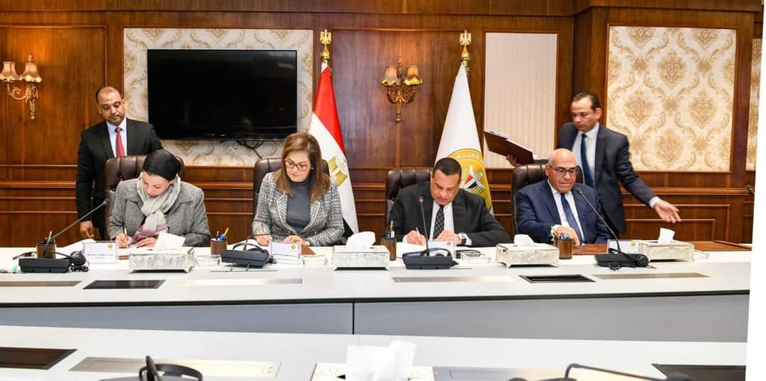 توقيع عقود تنفيذ مشروعات المرحلة الخامسة من البنية الأساسية لمنظومة المخلفات الصلبة وإزالة تراكمات قمامة
