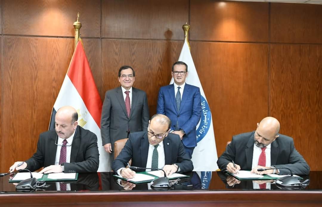 توقيع اتفاقيتين للخدمات الاستكشافية والإنتاجية فى بعض مناطق الحقول المتقادمة بخليج السويس