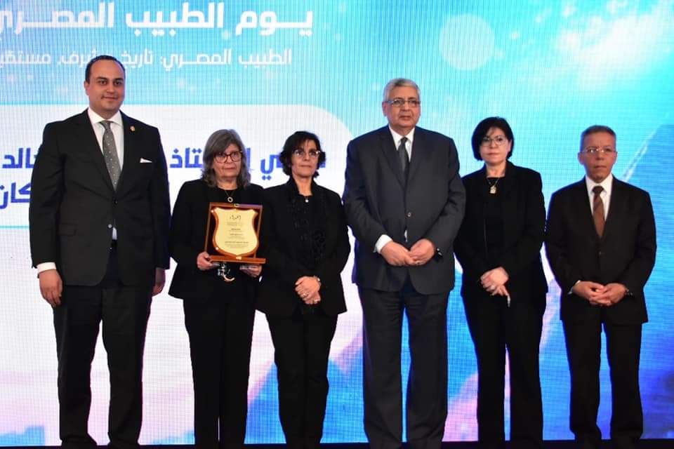 تكريم رموز وقادة الرعاية الصحية خلال احتفالية يوم الطبيب المصرى 2024