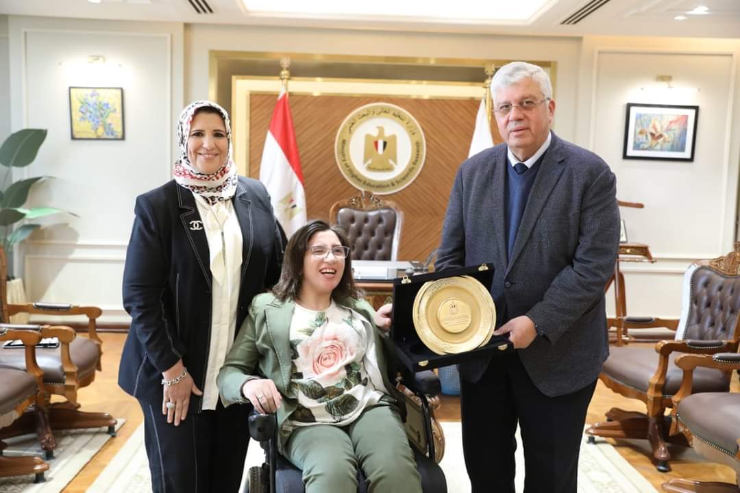 وزير التعليم العالى يُكرم الطالبة سهيلة حامد من ذوى القدرات الخاصة أولى كلية الآداب جامعة المنصورة 