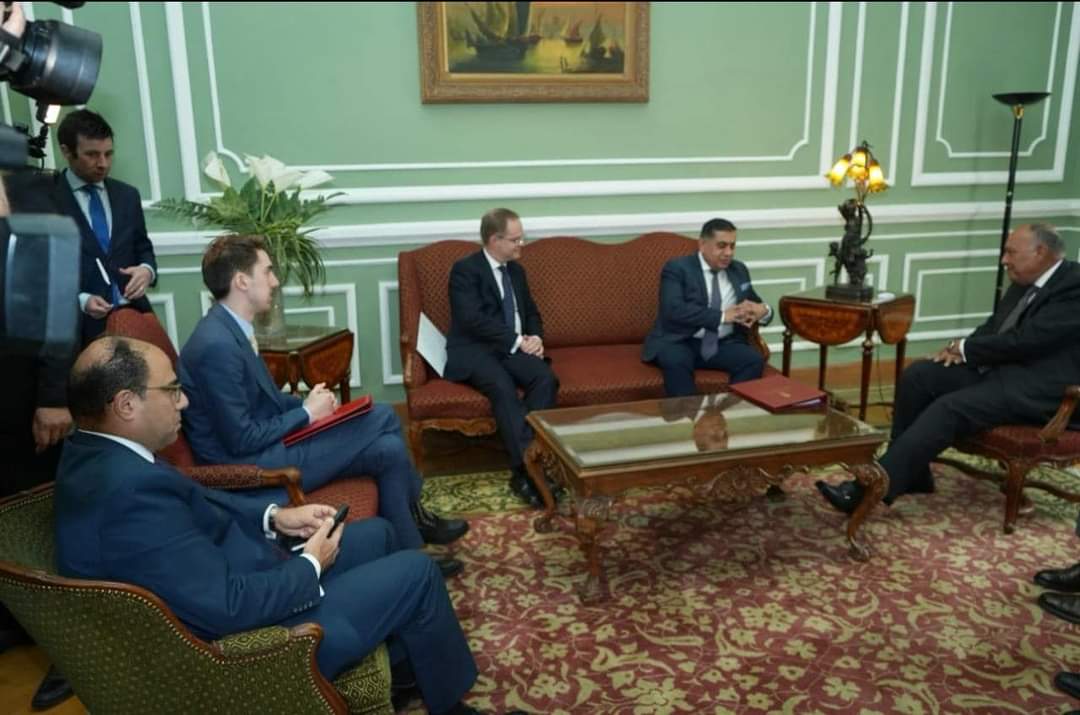 وزير الخارجية يبحث مع وزير الدولة البريطانى الأوضاع الإقليمية