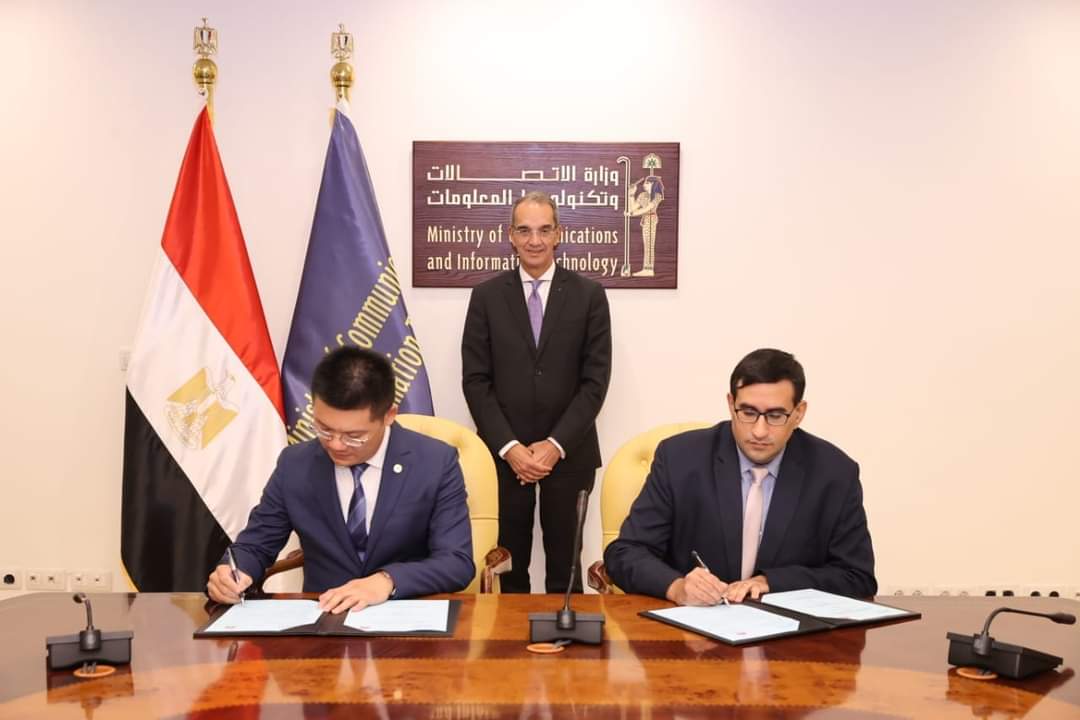 بروتوكولا تعاون لإنشاء أكاديميتين للتدريب فى التكنولوجية المتقدمة والألياف الضوئية 