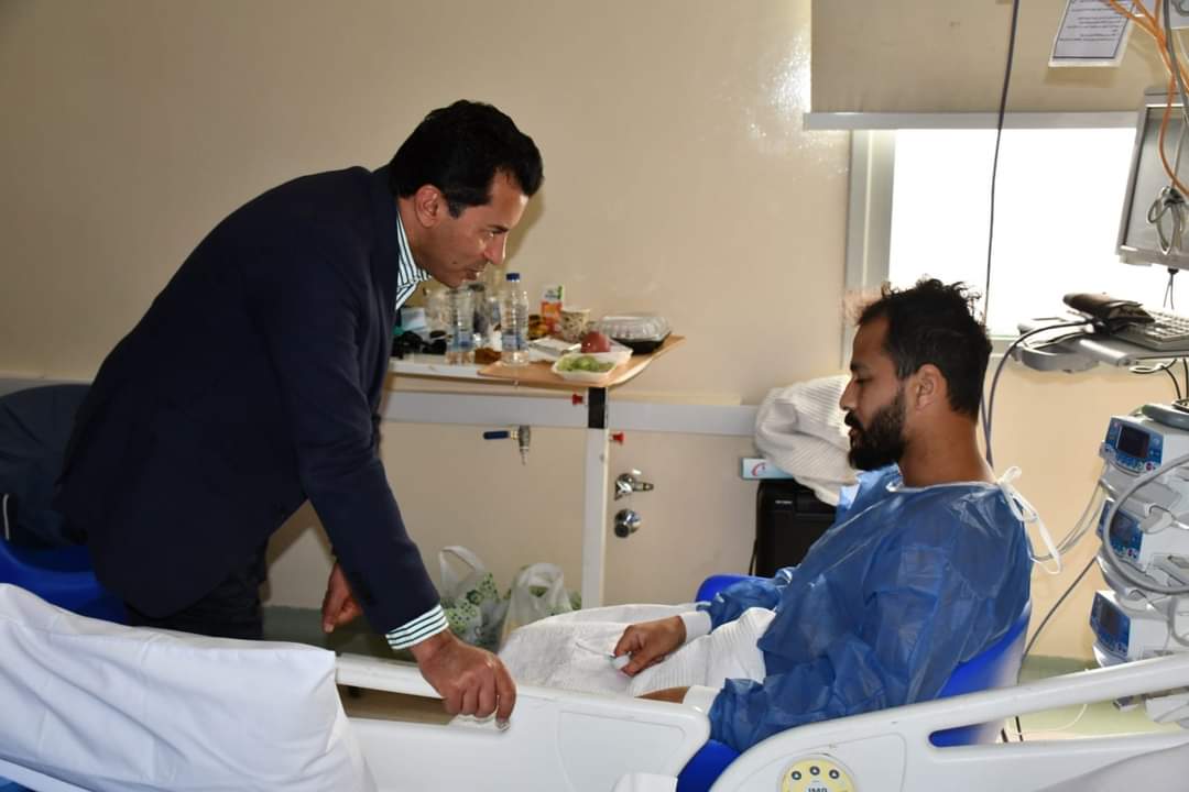 بالصور.. وزير الرياضة يطمئن على اللاعب أحمد رفعت  بمستشفى وادى النيل