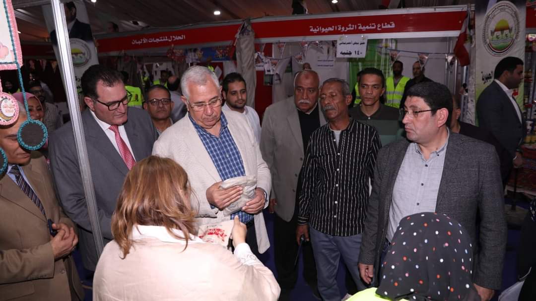 وزير الزراعة يقرر مد فترة معرض خير مزارعنا لأهالينا بالدقي
